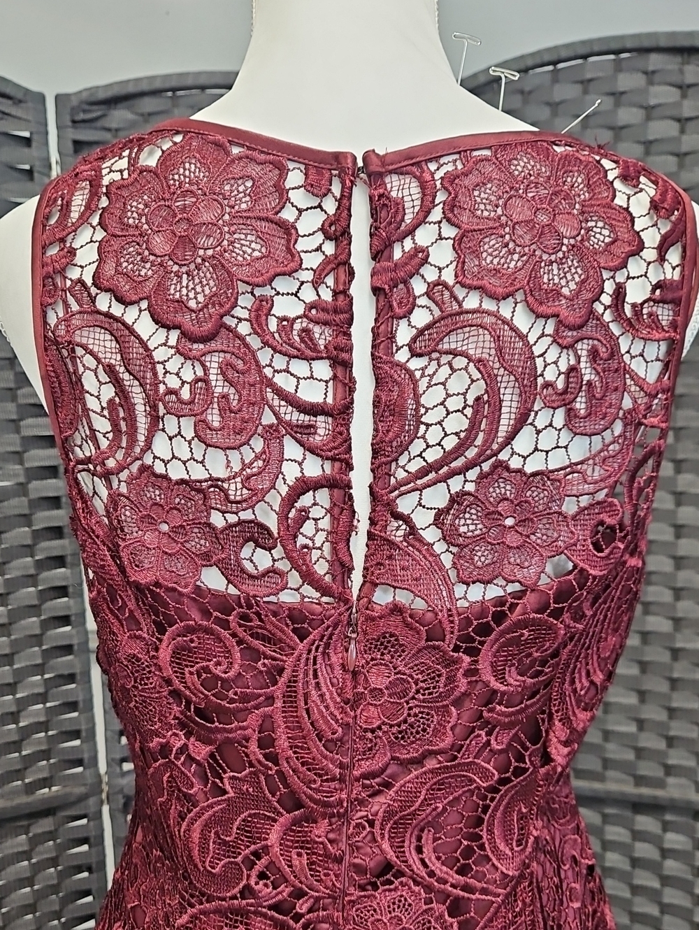 Sz 10 burgundy/wine Sleeveless Fully Lace Sheath Cocktail Dress by Adrianna Pape - Picture 9 of 13
